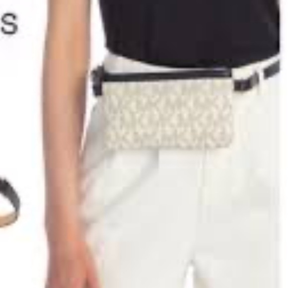 Michael Kors MK Vanilla Signature Logo Belt Wallet
Large Waist Pouch Bag - Picture 2 of 11
